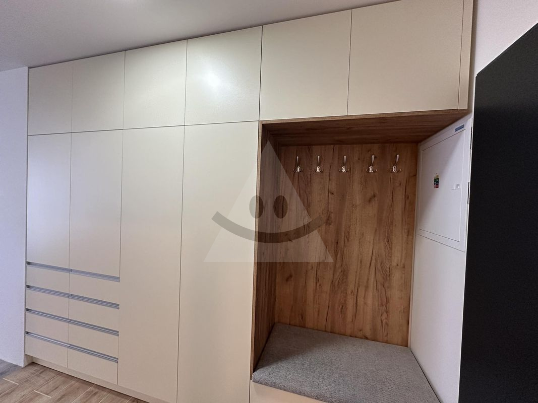 Dlhodobý prenájom 2-izbového bytu s loggiou a parkovaním, Liptovský Mikuláš – Chrenoviská