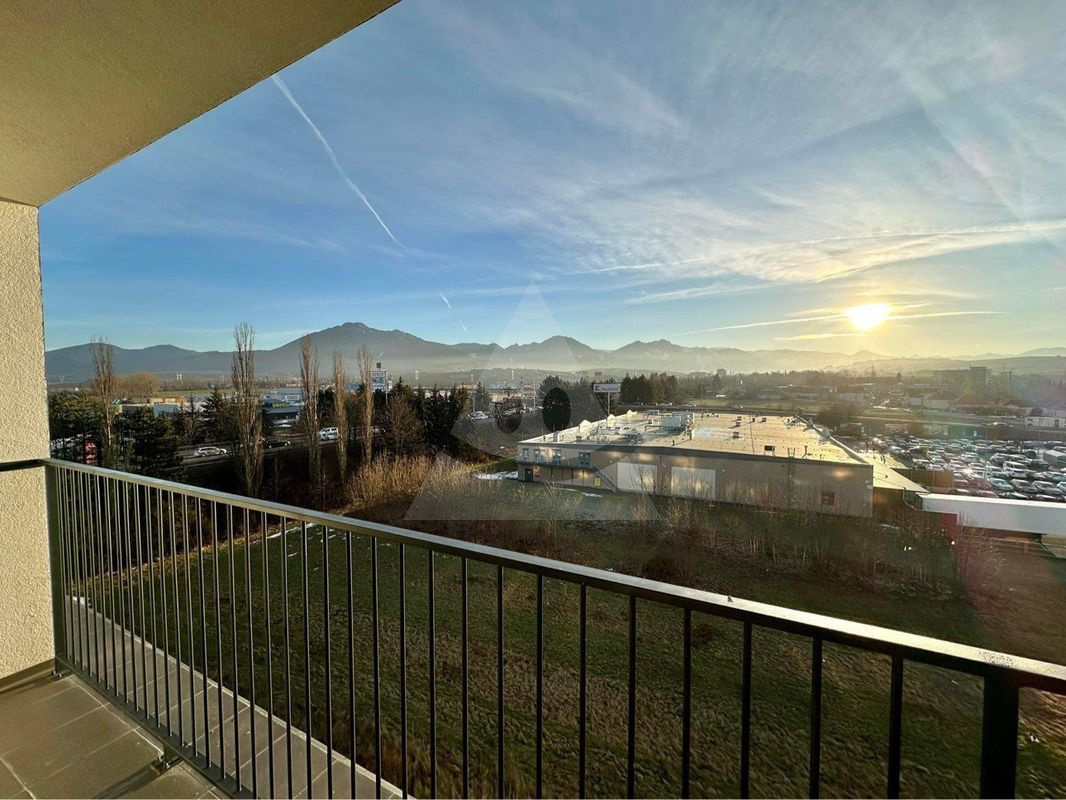 Dlhodobý prenájom 2-izbového bytu s loggiou a parkovaním, Liptovský Mikuláš – Chrenoviská