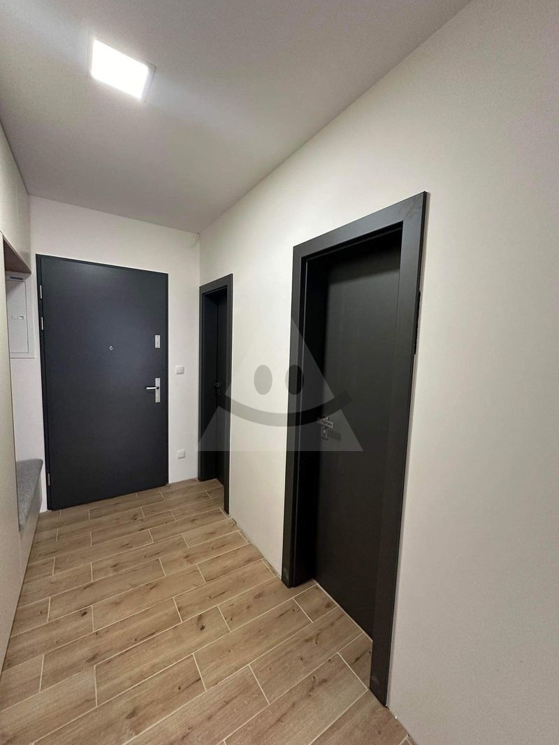 Dlhodobý prenájom 2-izbového bytu s loggiou a parkovaním, Liptovský Mikuláš – Chrenoviská