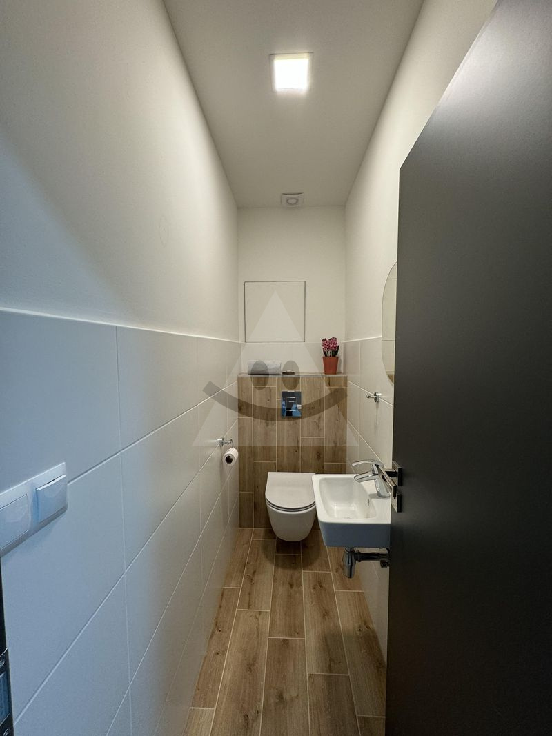 Dlhodobý prenájom 2-izbového bytu s loggiou a parkovaním, Liptovský Mikuláš – Chrenoviská