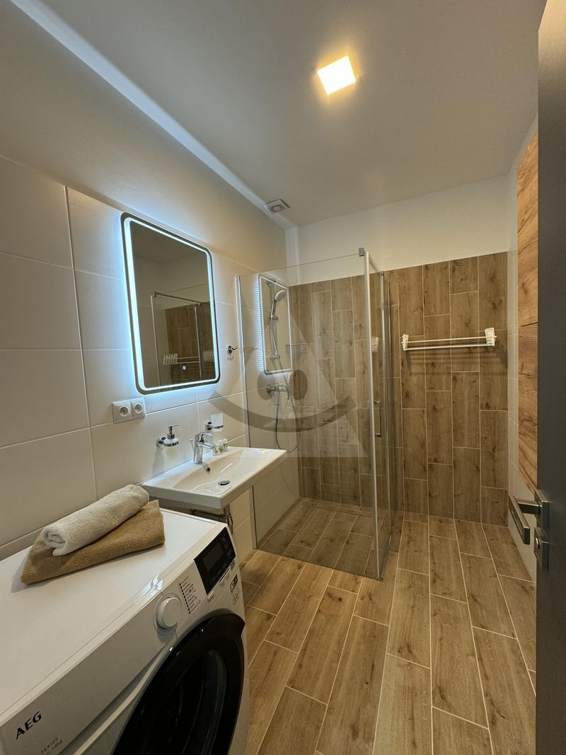 Dlhodobý prenájom 2-izbového bytu s loggiou a parkovaním, Liptovský Mikuláš – Chrenoviská